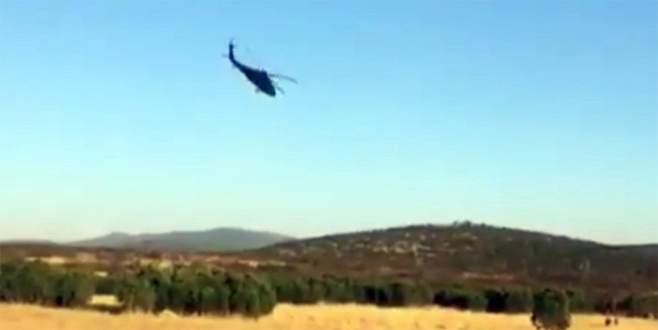 Skorsky pilotu helikopterle Mehmetçiği selamladı