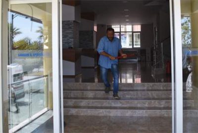 Baltayla müftülüğü basıp etrafa saldırdı