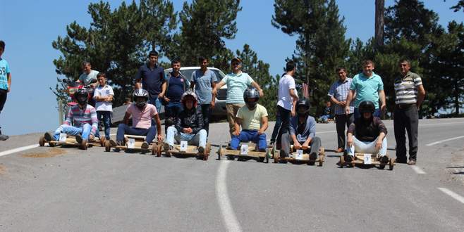 Tahta araba yarışında renkli görüntüler