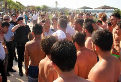 Plajdaki kadınların fotoğrafını çeken Suriyelilere linç girişimi