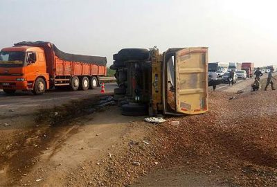 Bursa’da hafriyat kamyonu devrildi: 1 yaralı