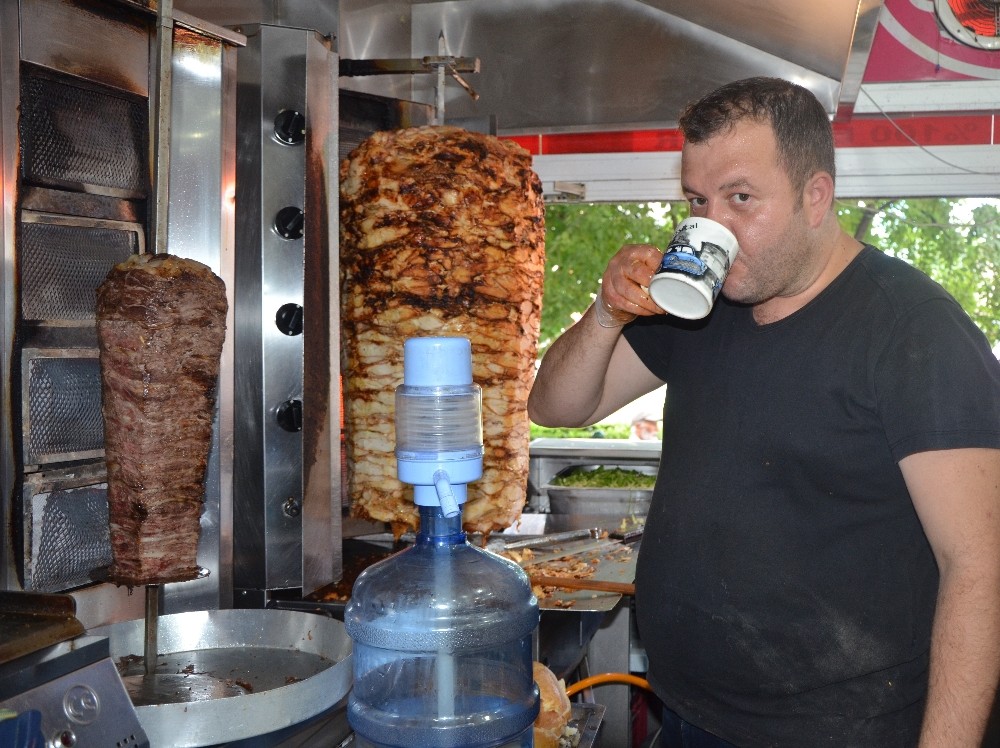 Döner başında günde 10 litre su içiyor
