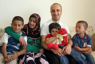 Görme engelli baba kağıt mendil satarak ailesini geçindiriyor