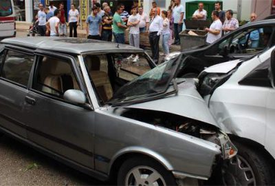 Karşı şeritten gelen araca çarparak durabildi