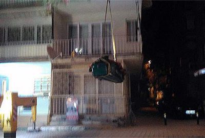 Yaşlı adamın cenazesi vinç yardımıyla çıkarıldı