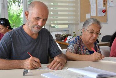 Antalya'da yaşayan Mehmet ve Ayla Pınardağı çifti, yurt dışındaki torunlarıyla