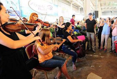 Beylikdüzü'nde pazarda saklandıkları yerden çıkıp müzik yapan genç sanatçılar beğeniyle