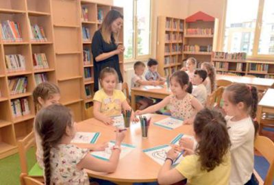 Ebeveynleriyle kütüphaneye