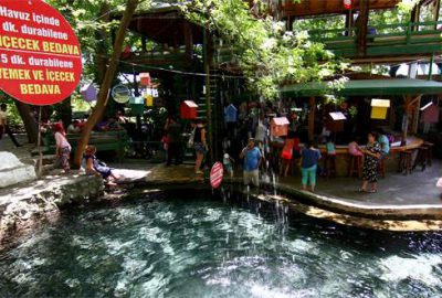 Muğla'nın Seydikemer ilçesindeki restoranların bulunduğu Yakapark'taki işletmeciler, soğuk suda 5