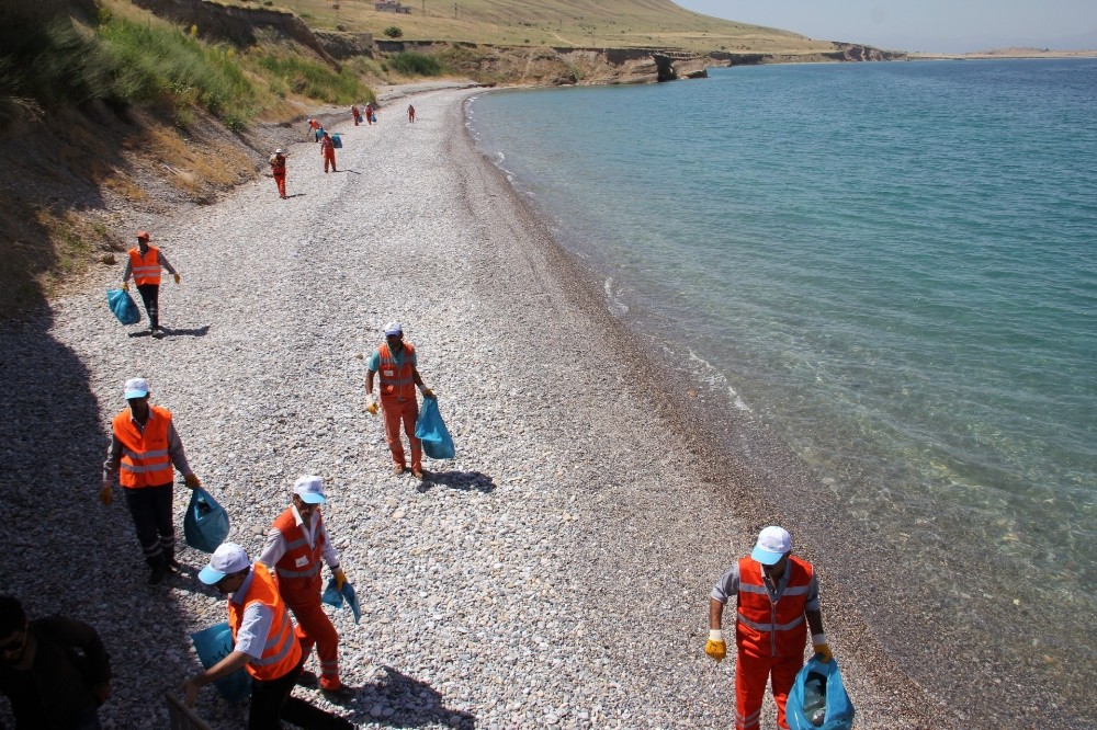 Van Gölü sahillerinde temizlik çalışması