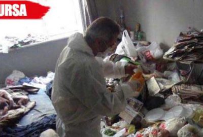 Çöp evden farelerin parçaladığı 3 bin lira çıktı