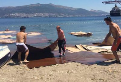 Yüzlerce sunta parçası kıyıya vurdu