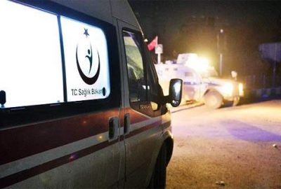 Kavgayı ayırmak isteyen polis bacağından bıçaklandı