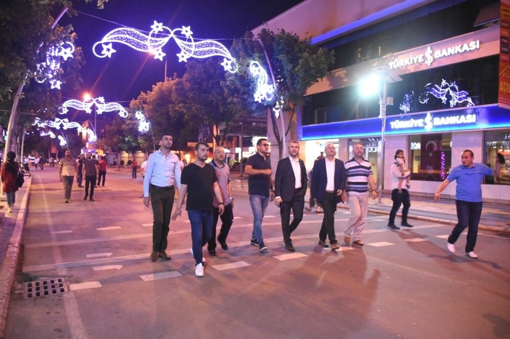 İstanbul caddesi ışıl ışıl İstanbul caddesi ışıl ışıl