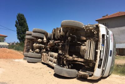 Bilecik’te çakıl yüklü kamyon devrildi