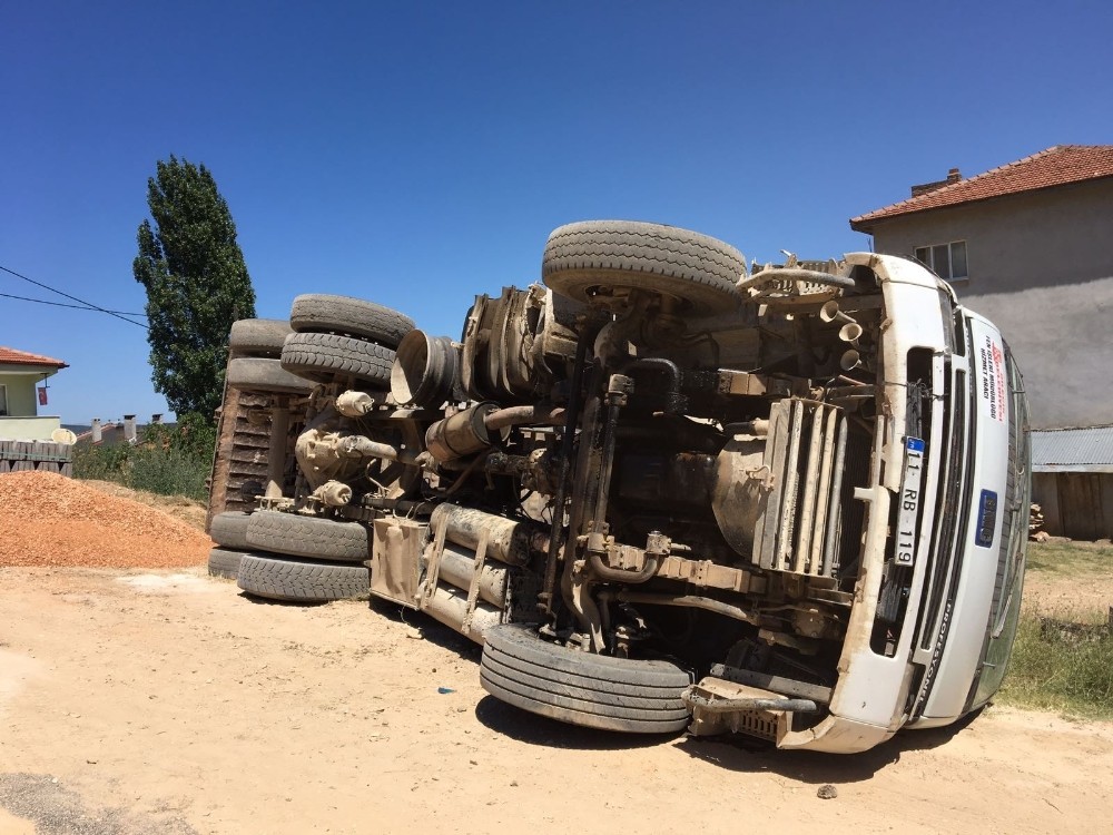 Bilecik’te çakıl yüklü kamyon devrildi Bilecik’te çakıl yüklü kamyon devrildi