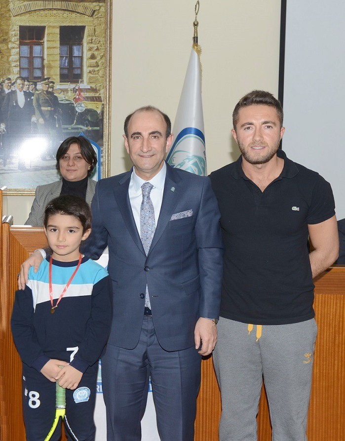 Minik raketten bir şampiyonluk daha Minik raketten bir şampiyonluk daha