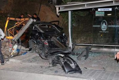 Otomobil otobüs durağına daldı: 1 ölü, 1 yaralı