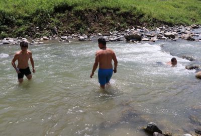 Sıcaktan bunalan Rizeliler derelere akın etti