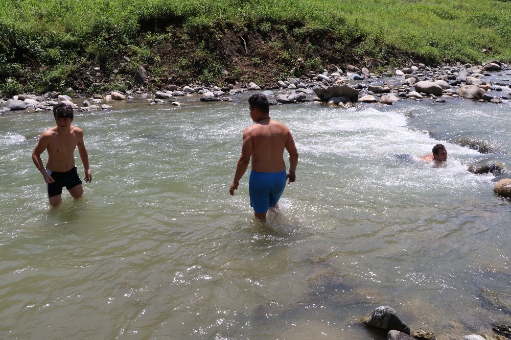 Sıcaktan bunalan Rizeliler derelere akın etti