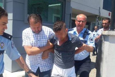 Kendisini yakalayan polise silah çekti ve kolunu ısırdı