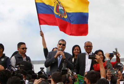 Eski devlet başkanı ülkeyi terk etti