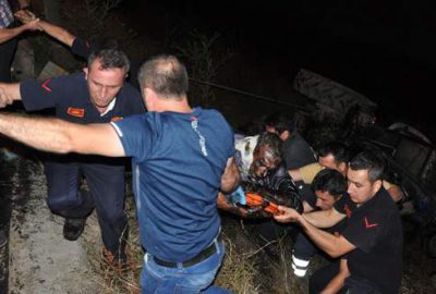 Bursa’da otomobille çarpışan traktör dere yatağına yuvarlandı