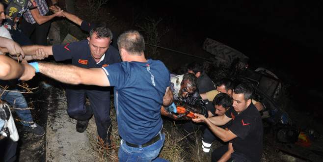 Bursa’da otomobille çarpışan traktör dere yatağına yuvarlandı