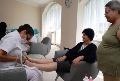 Huzurevi sakinlerine güzellik bakımı