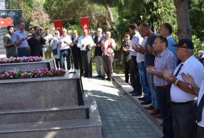 Şehitlikte anma töreni