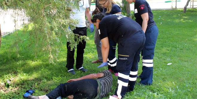 Bayılan yaşlı adamın imdadına yoldan geçen hemşire yetişti