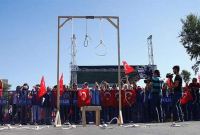 İdam sehpalarıyla FETÖ’cüleri protesto ettiler