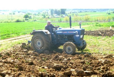Araziye park ettiği traktörünün aküsünü çaldılar