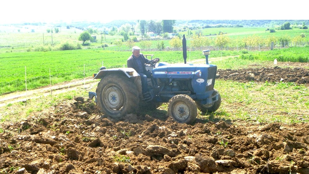Araziye park ettiği traktörünün aküsünü çaldılar