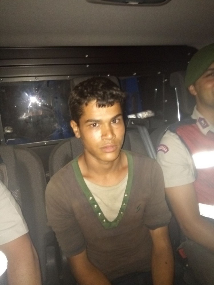 Camideki güvenlik kamerası görüntüleri hırsızı ele verdi