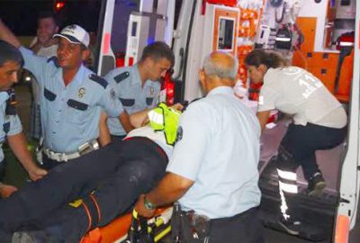 Uygulama noktasında otomobilin çarptığı polis yaralandı