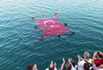 İznik Gölü’nün ortasında Türk bayrağı açtılar