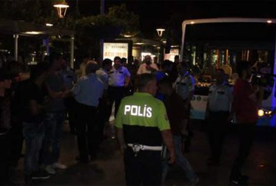 Belediye otobüsü durakta yolculara çarptı