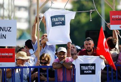 ‘Hero’ tişörtlü FETÖ’cüye ‘traitor’ tişörtlü tepki