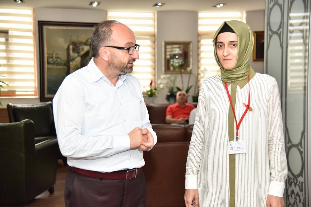 Başkan Üzülmez’den ayın personeline ödül