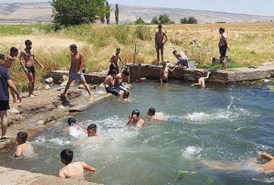 Gaziantep'te sıcaktan bunalan vatandaşlar, İslahiye ilçesindeki Karapınar Gölü'nde serinlemeye çalıştı.