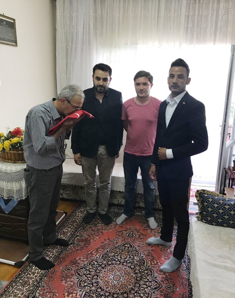 Şehit Kaymakamın ailesinden alınan Türk Bayrağı, Cumhurbaşkanına ulaştırılmak üzere yola çıkarıldı