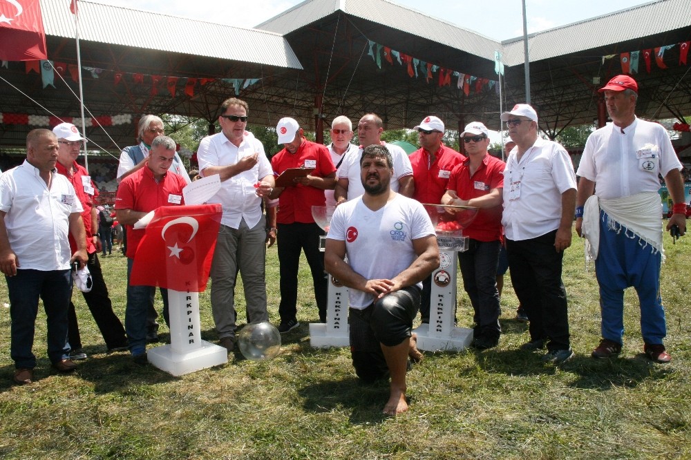 Tarihi Kırkpınar Yağlı Güreşleri’nde başpehlivanlık ilk tur kura çekimi yapıldı