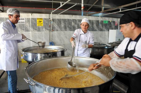 Gaziantep’te şehitler için 40 bin kişiye helva