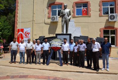 CHP 15 Temmuz şehitleri için çelenk bıraktı