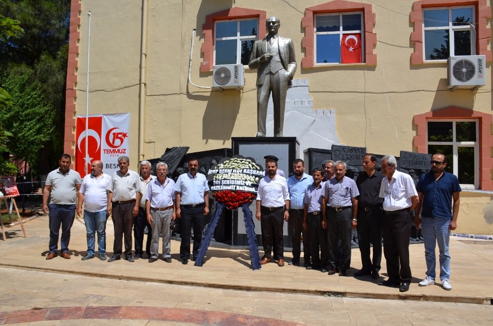 CHP 15 Temmuz şehitleri için çelenk bıraktı