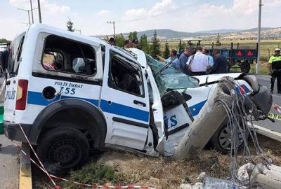 Polis aracı beton direğe çarptı: 1 şehit
