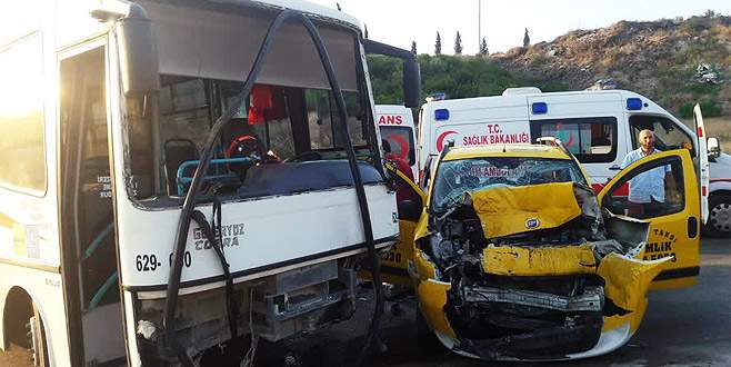 Bursa’da taksi ile midibüs çarpıştı: 6 yaralı