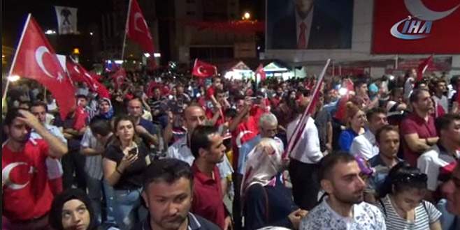 Bursalılar ‘demokrasi nöbeti’nde