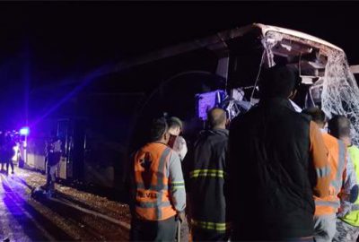 Yolcu otobüsü, önündeki kamyona çarptı: 1 ölü, 24 yaralı